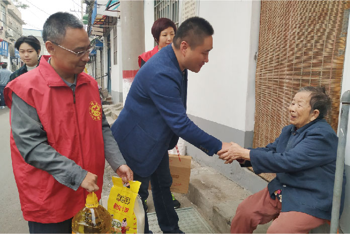 每逢沉阳节乐玩团队从未健忘去探望、慰问孤寡老人
